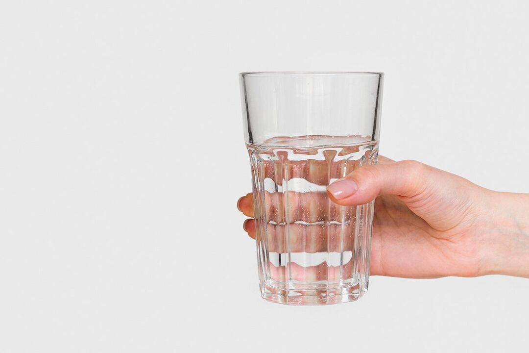 Un bicchiere d'acqua con valore di diluito in polvere Zxcvbnmq